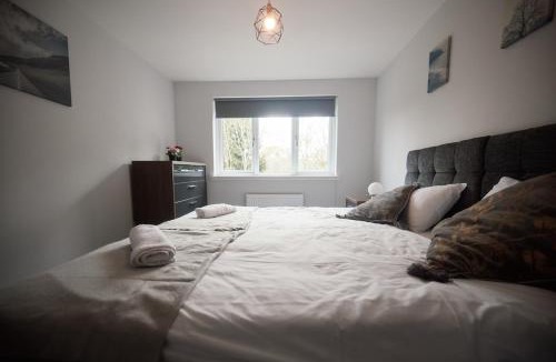 Larkhall House | A stunning And Slick Escape