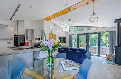 Annbank Ski Chalet | A stunning lodge with a centre lounge.