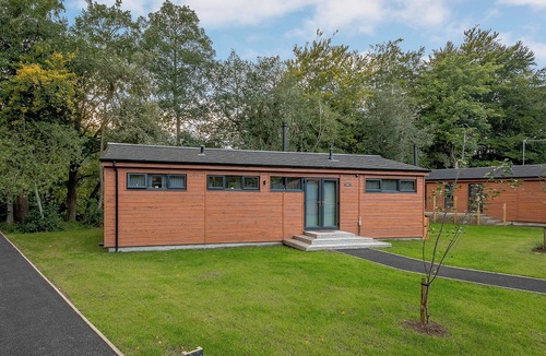 Annbank Ski Chalet | A stunning lodge with a centre lounge.