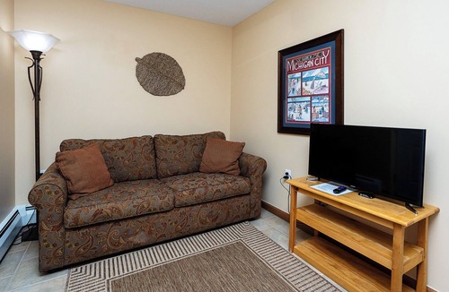 Michigan City Hotel | A Suite Place .5 mi from Beach 3