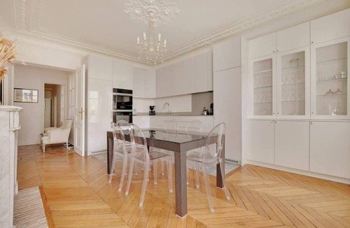 9th Arrondissement Apartment | A Superb 3-BR/2BA In Saint-Georges