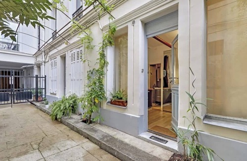 Notre-Dame-des-Champs Apartment | A Sweet Studio in Montparnasse