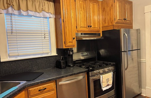 Schenectady House | A sweetheart homen3-bedroom vacation home, 6 minutes to Rivers Casino & Resort