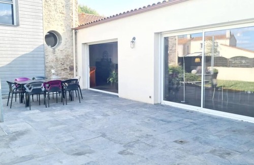 Aigrefeuille-sur-Maine Villa | A swimming pool in the vineyard!