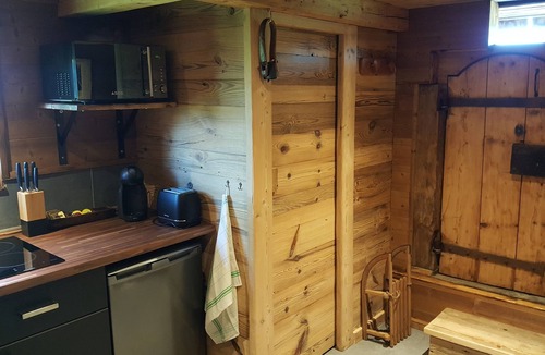 Saint-Victor-de-Cessieu Cottage | A taste of authenticity in a charming gite with Nordic bath