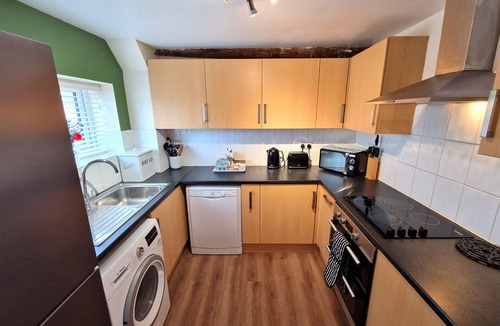 Ivinghoe Cottage | A thee bedroom, one bathroom that sleeps 5 guests in 3 bedrooms