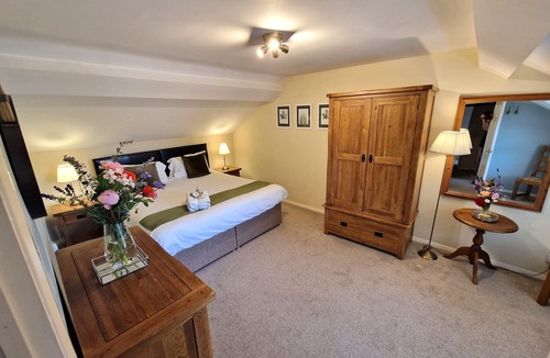 Ivinghoe Cottage | A thee bedroom, one bathroom that sleeps 5 guests in 3 bedrooms
