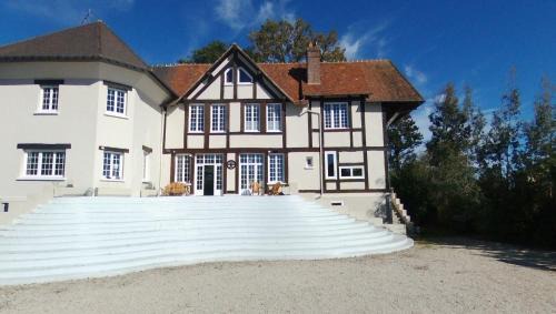 Acon Villa | A timeless manor of discreet luxury and absolute privacy