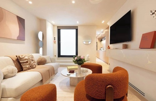 Les Halles Apartment | A TIMELESS PARISIAN ELEGANCE, WITH HAMMAM & JACUZZI AT RUE DES DÉCHARGEUR