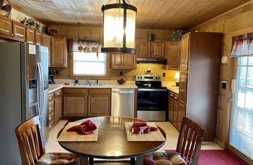 Pigeon Forge Cabin | A+ TOTALLY PRIVATE 1.5 Acres,1 min. to Pkwy,FLAT ROADS & MOUNTAIN VIEW,SO CLEAN!