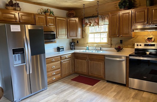 Pigeon Forge Cabin | A+ TOTALLY PRIVATE 1.5 Acres,1 min. to Pkwy,FLAT ROADS & MOUNTAIN VIEW,SO CLEAN!