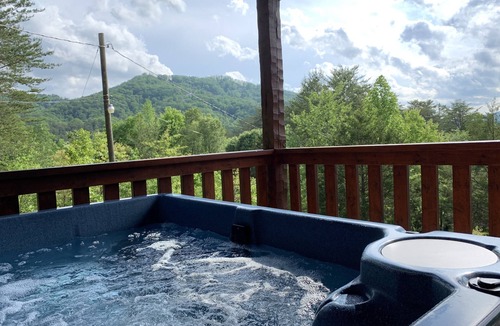 Pigeon Forge Cabin | A+ TOTALLY PRIVATE 1.5 Acres,1 min. to Pkwy,FLAT ROADS & MOUNTAIN VIEW,SO CLEAN!