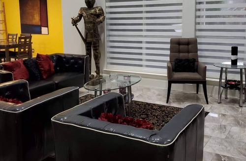 Lewisville House | A touch of class away from home