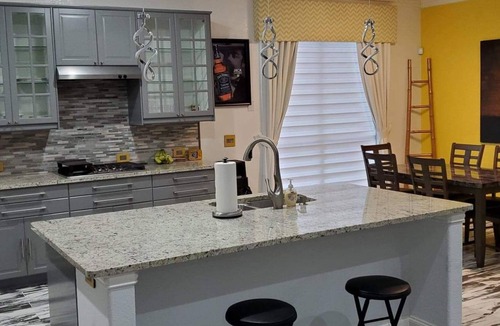 Lewisville House | A touch of class away from home