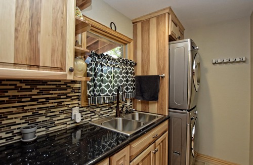 South Congress House | A touch of TX Hill Country-SOCO Austin, Big 5BR, SwimSPA-seats 10, Sauna, 7 Beds