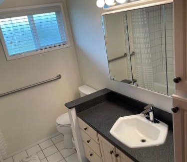 Anacortes Apartment | A-town MSM Charmer