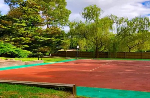 Donvale Villa | A tranquil break amidst lush greenery and birds