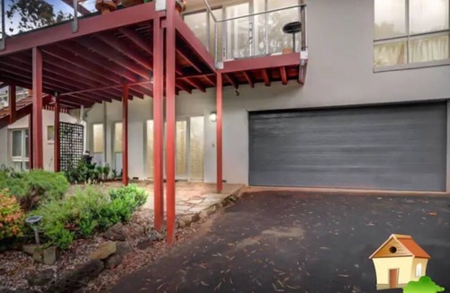 Donvale Villa | A tranquil break amidst lush greenery and birds