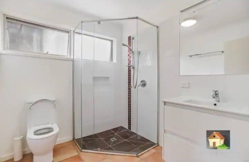 Donvale Villa | A tranquil break amidst lush greenery and birds