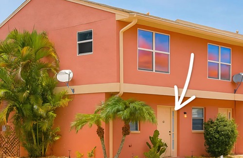 Iona House | A Tropical Paradise, 2-bedroom townhouse with AC, WiFi, & pool in Ft. Myers