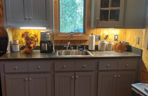 Peaks Cabin | A true hidden gem on Stoney Creek! Relax, unwind, and enjoy a peaceful getaway!