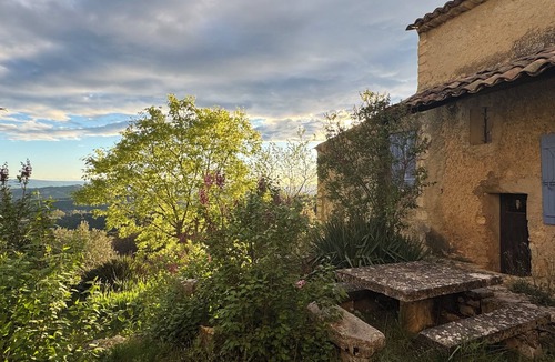 Rustrel House | A typical sheepfold between Ventoux and Luberon
