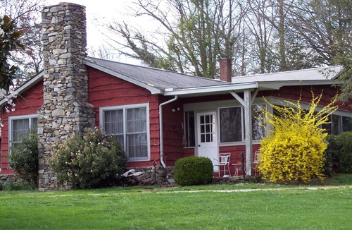 Hendersonville House | A unique apple country retreat