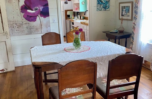 Glen Rose Cottage | A unique Charming 2-bedroom cottage in Glen Rose, Texas