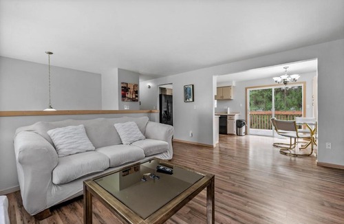 Silver Lake Villa | A very large 2 level 4 Beds 2 Baths Entire House