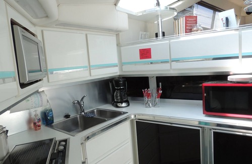 North Chesterfield Boat Rental | A VERY NICE 43' YACHT WITH LONG RIVER VIEWS AND ONSITE RIVERSIDE DINING