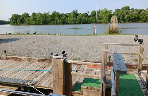 North Chesterfield Boat Rental | A VERY NICE 43' YACHT WITH LONG RIVER VIEWS AND ONSITE RIVERSIDE DINING