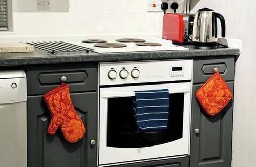 Derby House | A vibrant 3-bedroom house with ample parking