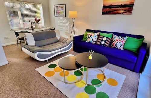 Derby House | A vibrant 3-bedroom house with ample parking