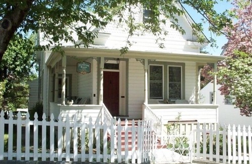 Grass Valley House | A Victorian Rose, DOWNTOWN, Hot Tub, Rec Room,couples, families & groups welcome