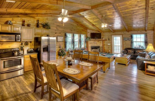 Sautee Nacoochee Cabin | A View From Above - Dog Friendly w/Screened in Porch and Hot Tub, Near Helen GA