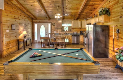 Sautee Nacoochee Cabin | A View From Above - Dog Friendly w/Screened in Porch and Hot Tub, Near Helen GA
