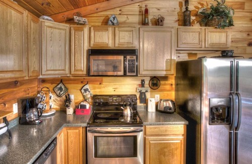 Sautee Nacoochee Cabin | A View From Above - Dog Friendly w/Screened in Porch and Hot Tub, Near Helen GA