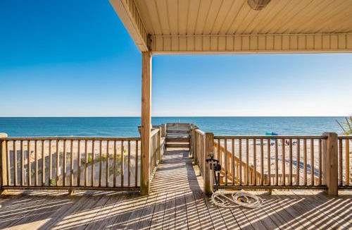 Long Beach House | A Villa Roja by Oak Island Accommodations