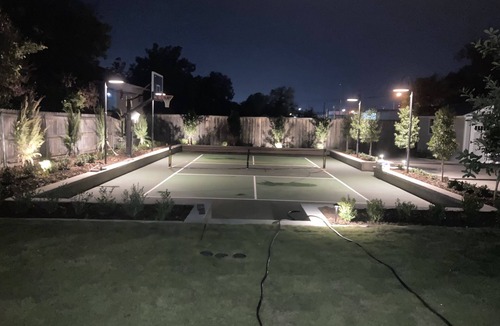 Brazos House | A Waco cottage with private pickleball court!