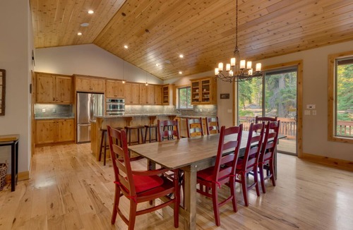 Tahoe Vista House | A Walk In The Woods - TLUXP