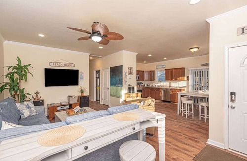 Ocean Pines House | A Wave From it All | Screened porch/outdoor dining