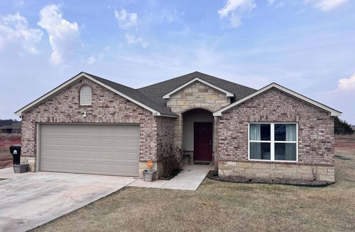 Shawnee House | A Winning Stay-Mins. from Firelake Fields & Casino-Enjoy the Large Yard&Hot Tub