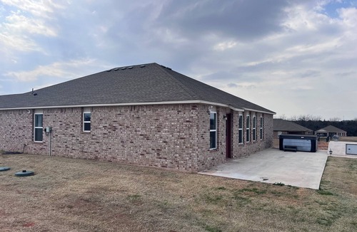 Shawnee House | A Winning Stay-Mins. from Firelake Fields & Casino-Enjoy the Large Yard&Hot Tub