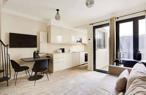 Montmartre Apartment | A Wonderfull 1-BR/2BA Duplex in Montmartre
