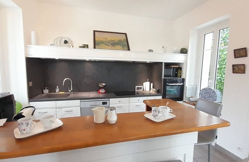 Villers-les-Ormes Bed & Breakfast | A1: double room at the Treuillaud estate with swimming pool