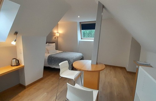Villers-les-Ormes Bed & Breakfast | A1: double room at the Treuillaud estate with swimming pool