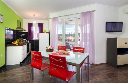 Vinisce Apartment | A1 modern Apt With Big Garden And Terrace With Sea View, 80m From Beach