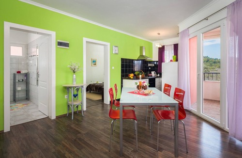 Vinisce Apartment | A1 modern Apt With Big Garden And Terrace With Sea View, 80m From Beach