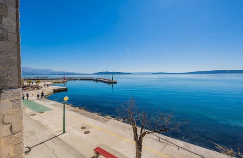 Kastel Luksic Apartment | A1 - spacious apt on the seafront with terrace