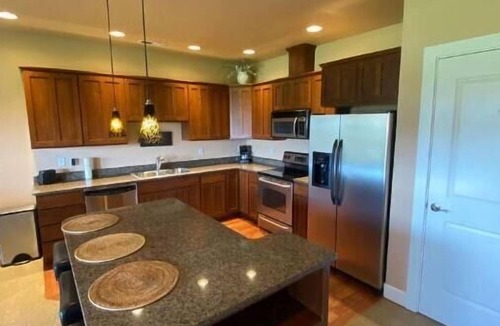 Quincy House | A28 condo by large pool/shuttle